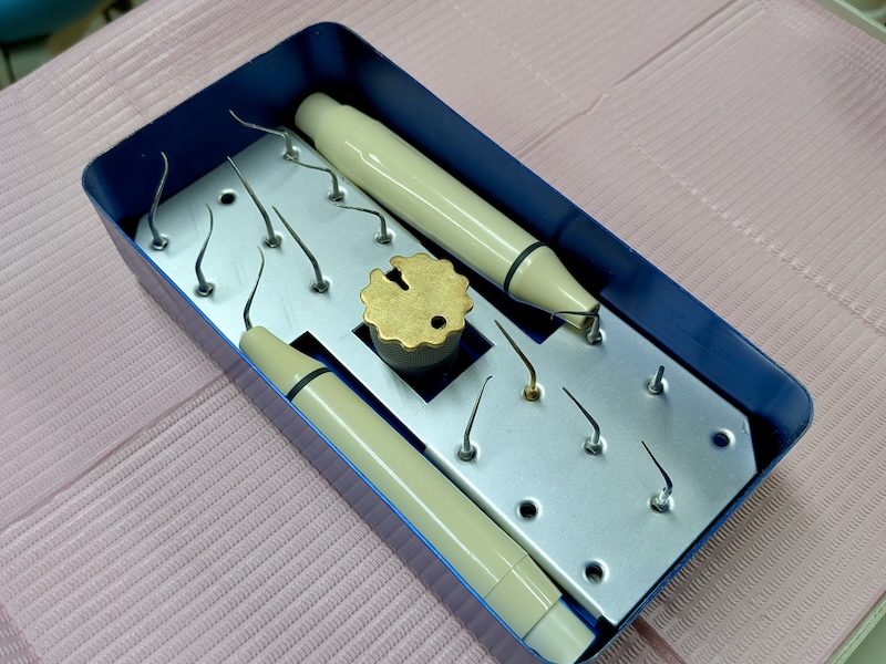 痛みに配慮した精密な歯石除去に使用する超音波スケーラーと専用器具
